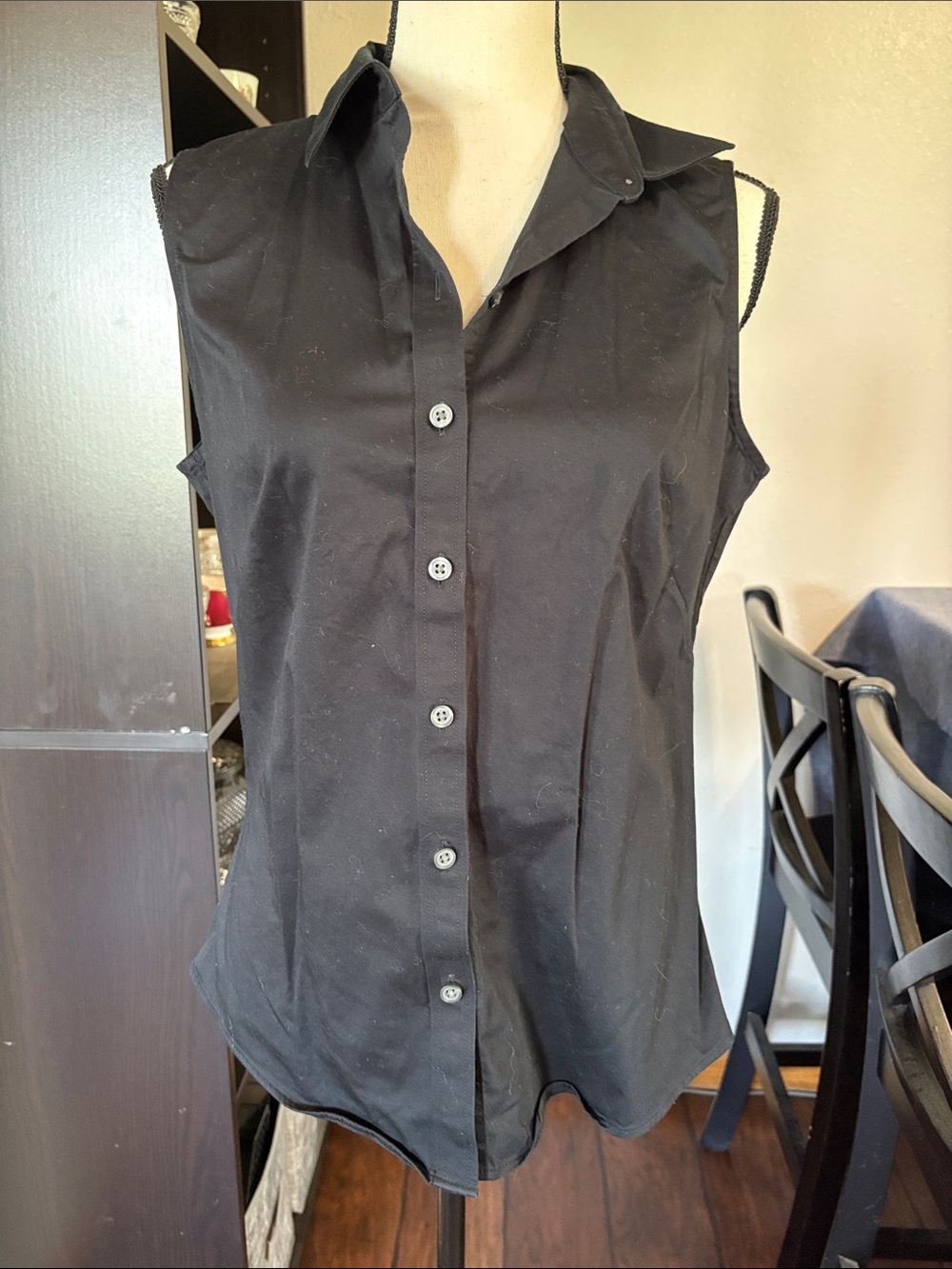 Women’s Banana Republic Size 12 Sleeveless Button Down Shirt